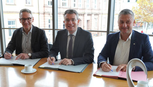 Oberbürgermeister Markus Ibert, Landrat Thorsten Erny und Christian Keller, Vorstandsvorsitzender des Ortenau Klinikums (von links), haben die Rahmenvereinbarung zum Bau eines Klinikums in Lahr unterzeichnet.
