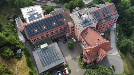 Drohnenbild der neuen PV-Anlage auf dem Dach des Ortenau Klinikums Wolfach.
