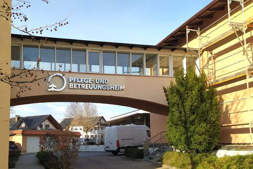 Außenansicht des Pflegeheims Haus Bernhard im sanierten Gebäude des ehemaligen Krankenhauses in Oberkirch.