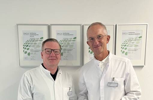 Chefarzt Privatdozent Dr. J&ouml;rg Simon (r.) und Oberarzt Privatdozent Dr. Daniel Schlager