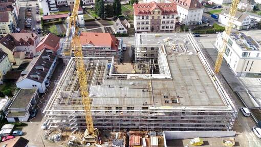 Luftaufnahme des fast abgeschlossenen Rohbaus des Zentrums für Gesundheit Gengenbach mit Blick in Richtung Leutkirchstraße (parallel zum oberen Bildrand). 