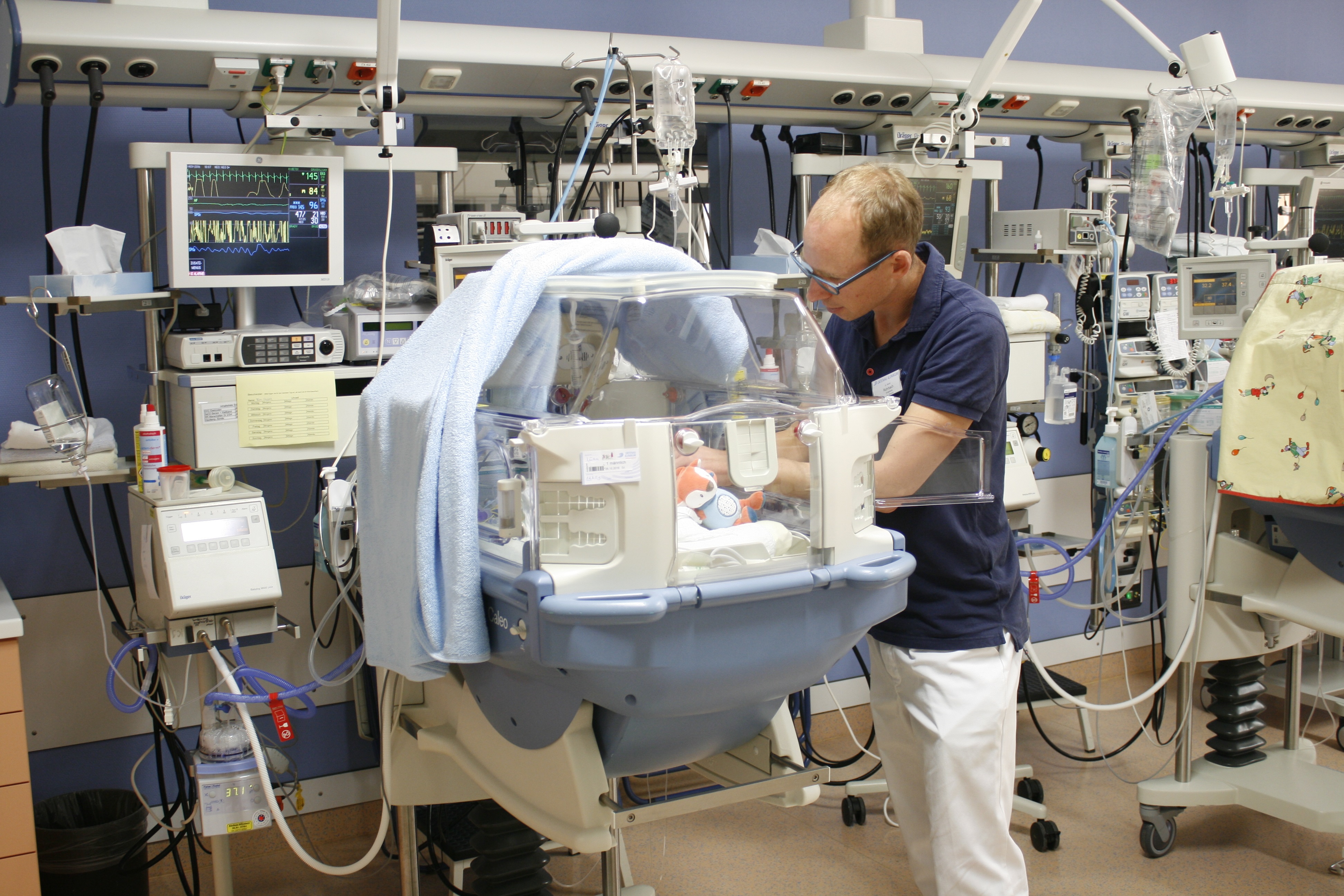 Besonders intensive Betreuung: Versorgung eines Frühgeborenen in der Intensivstation für Früh- und Neugeborene am Ortenau Klinikum Offenburg-Kehl. 