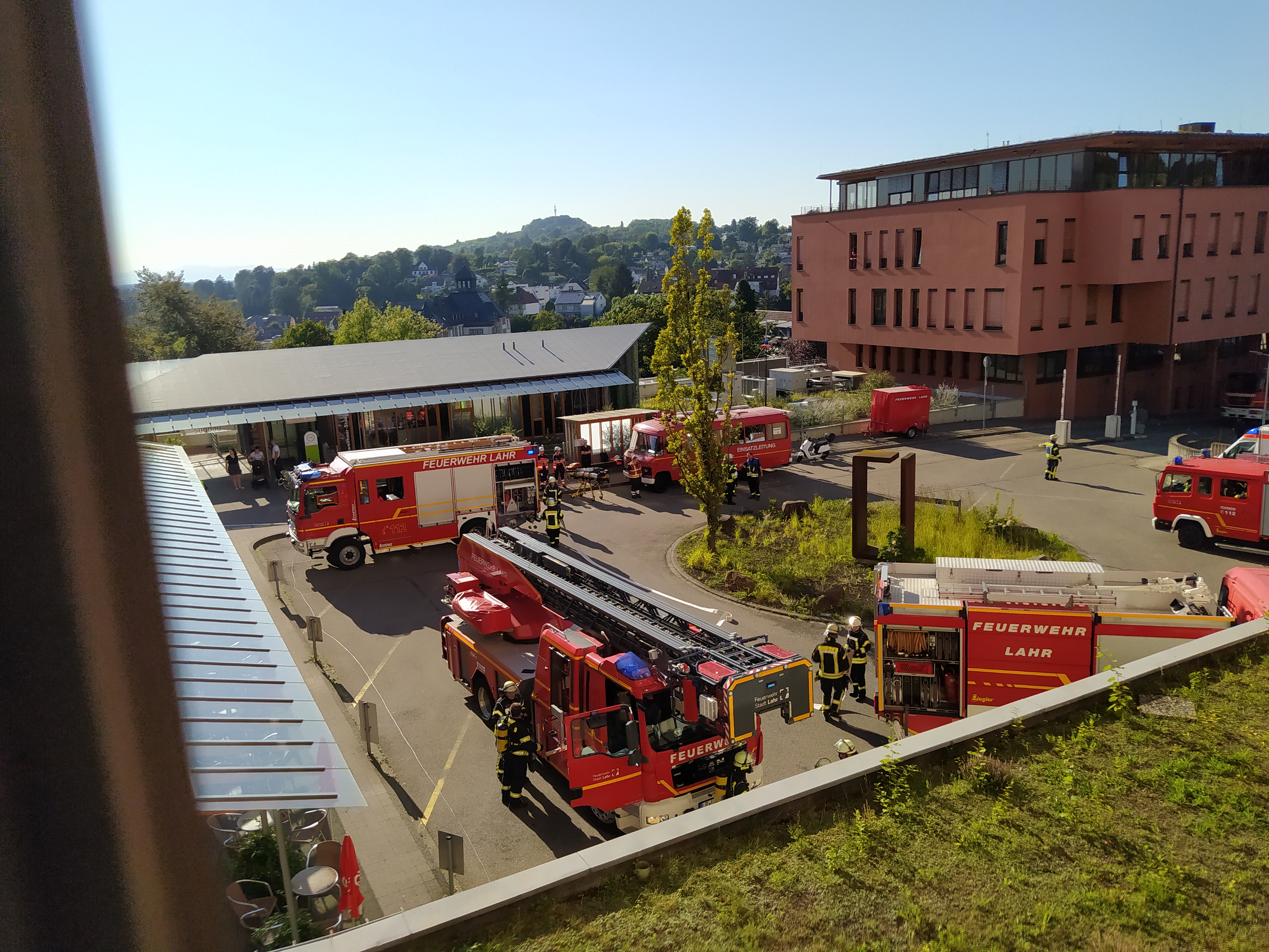 Einsatzfahrzeuge der Feuerwehr Stadt Lahr vor dem Haupteingang des Ortenau Klinikums Lahr