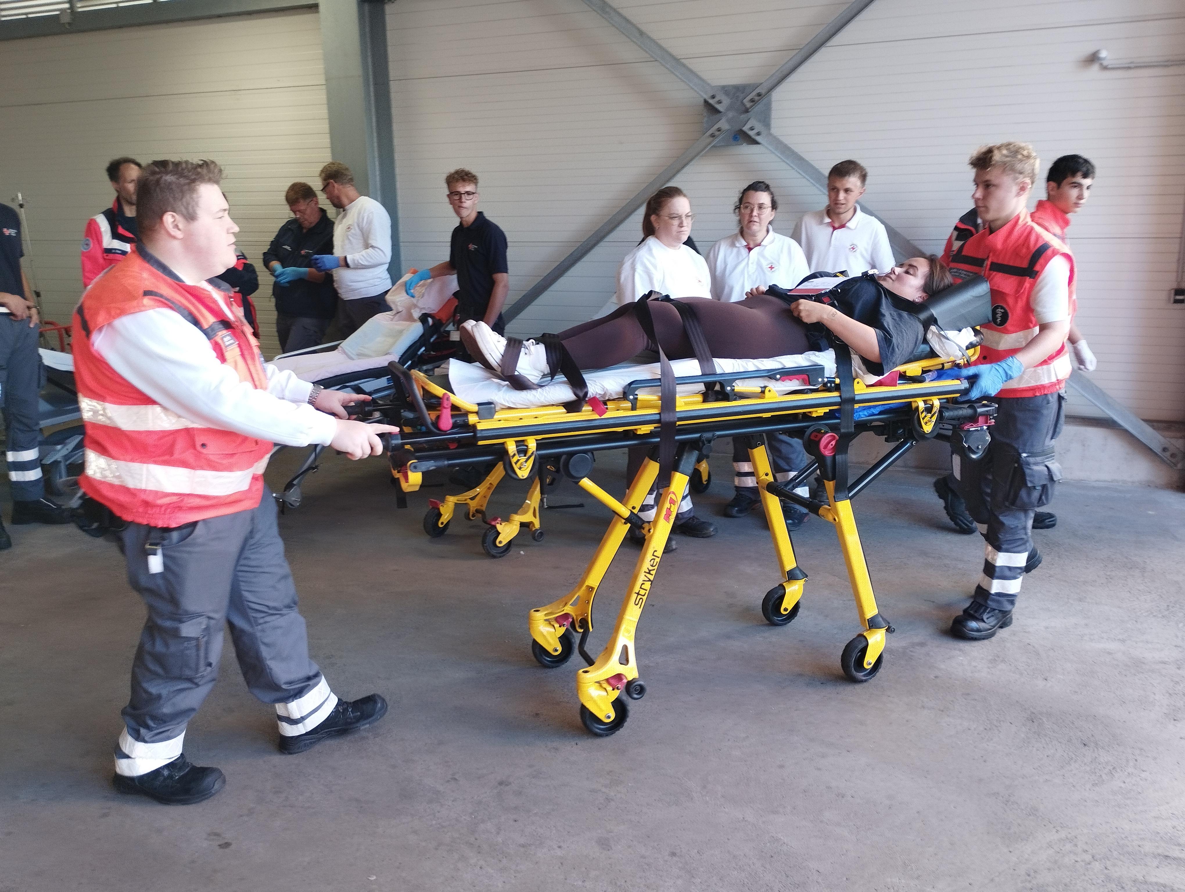 Realistische Übungssituation: Rettungssanitäter liefern eine Verletztendarstellerin in das Ortenau Klinikum in Offenburg ein.