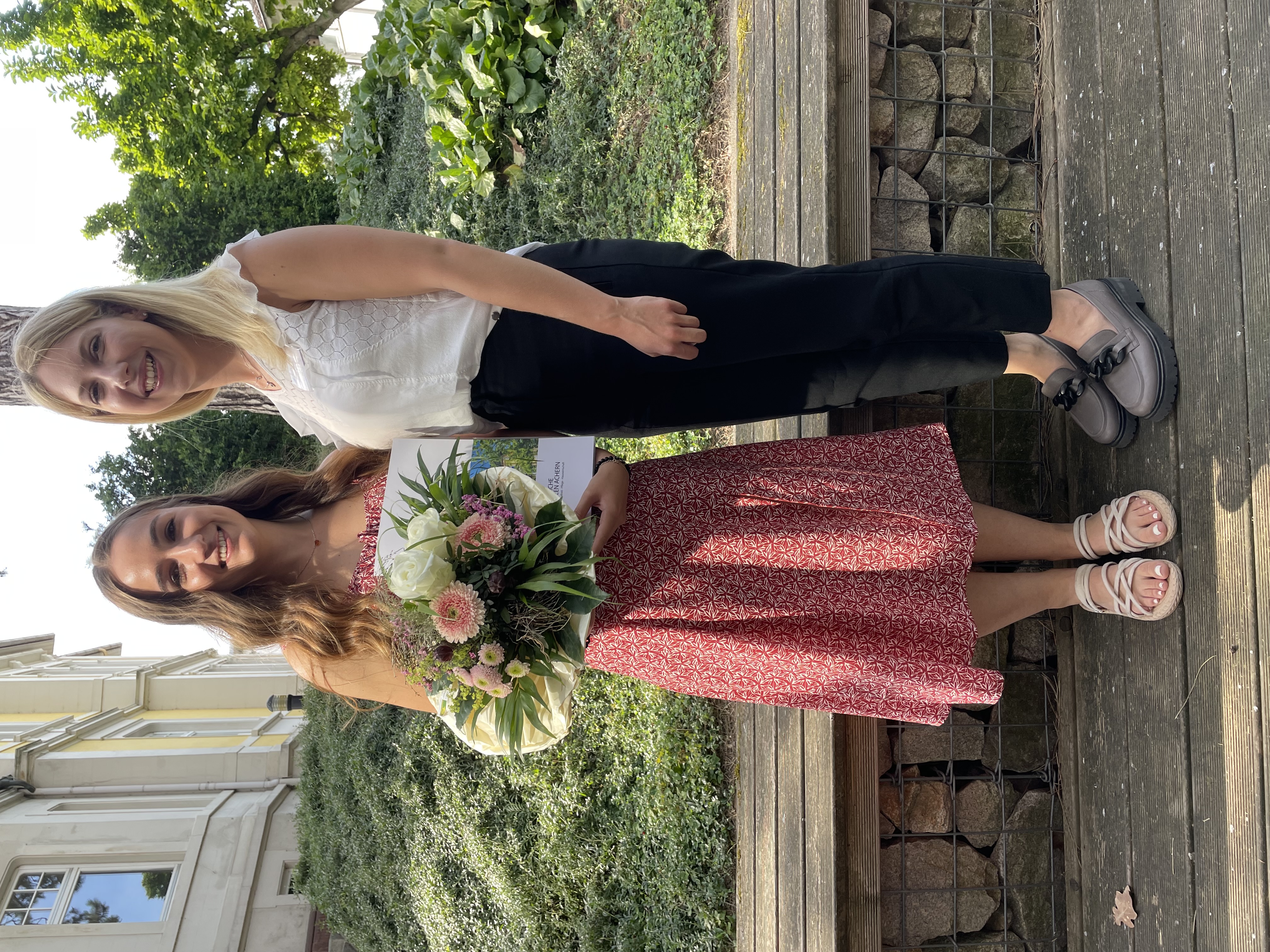 Doppelportraet: Kimberly Bilger (r.) überreichte im Namen des Vorstandes die Auszeichnung des Ortenau Klinikums an Joana Faas für den in diesem Jahr besten Abschluss zur MFA-Ausbildung an den Beruflichen Schulen Achern.