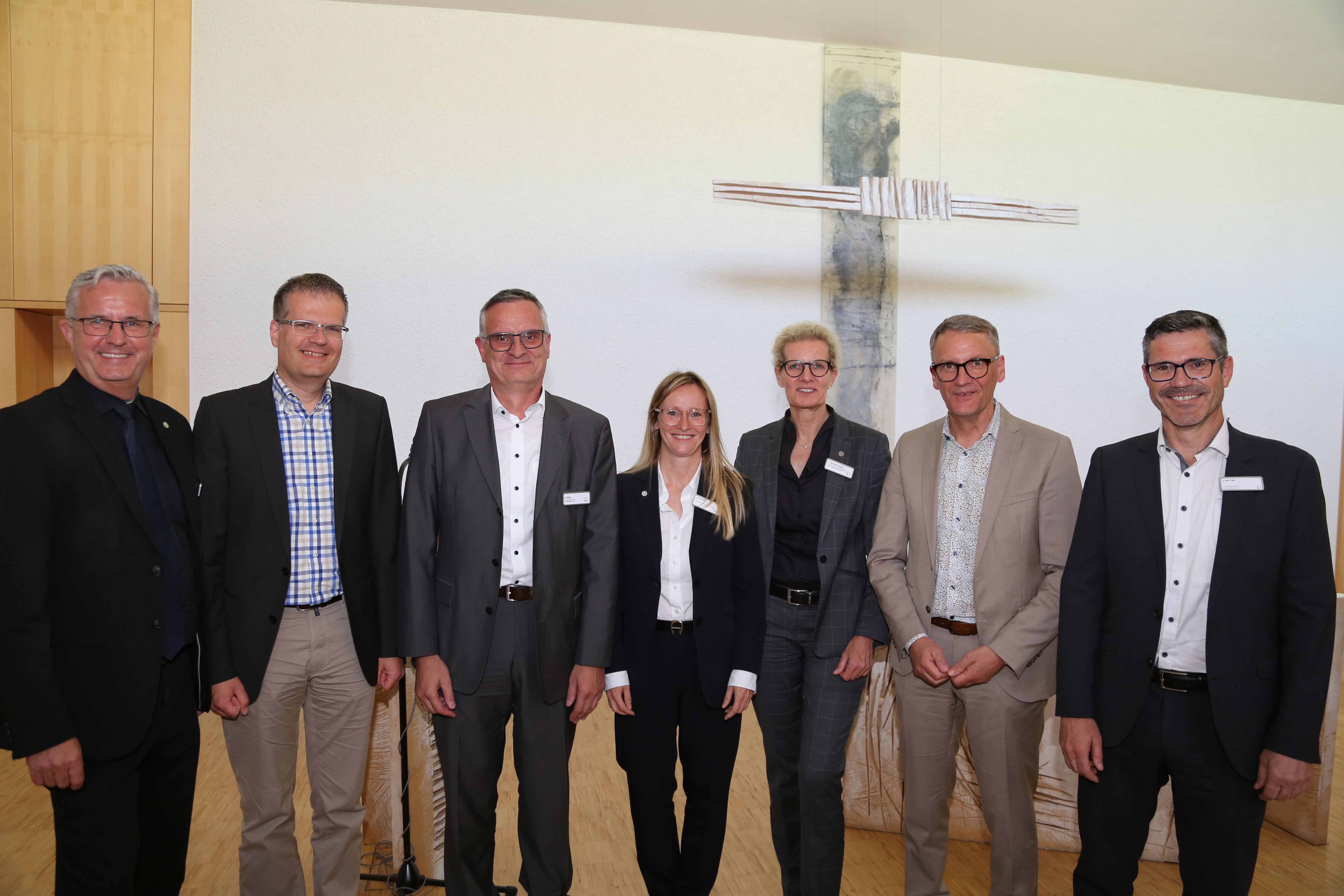 (v.l.) Medizinischer Vorstand Dr. Peter Kraemer, stellv. Ärztlicher Direktor Privatdozent Dr. Christian Blahak, Pflegedirektor Stefan Ries, Pflegerische Vorständin Kathleen Messer, Vorstandsvorsitzende Claudia Bauer-Rabe, Oberbürgermeister Markus Ibert und Klinikdirektor Christof Muttter in der Kapelle des Ortenau Klinikums Lahr.