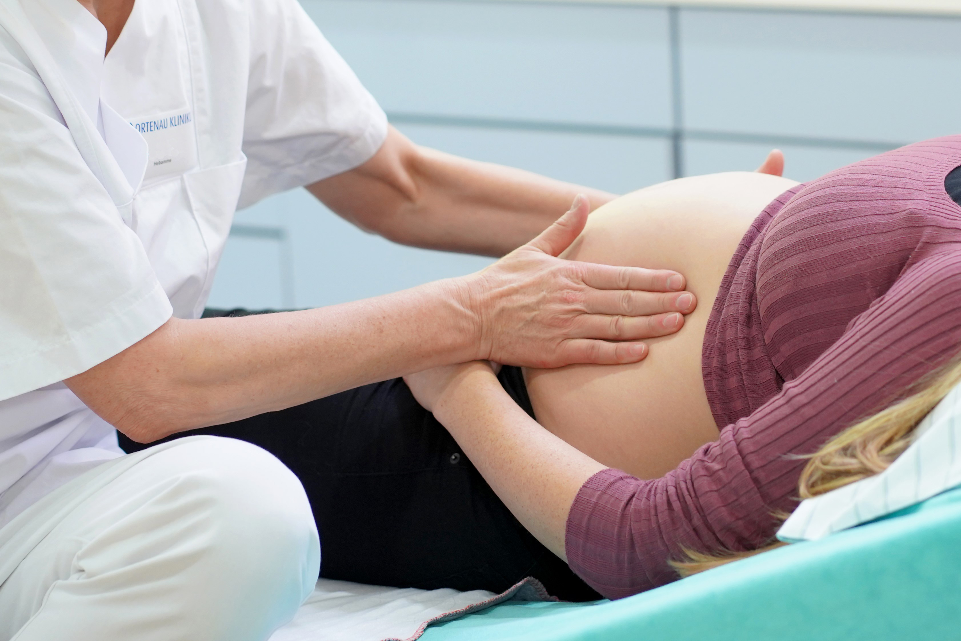 Das neue Betreuungsmodell Hebammenkreißsaal schließt eine intensive Betreuung vor, während und nach der Geburt durch die Hebammen am Ortenau Klinikum Offenburg-Kehl ein.
