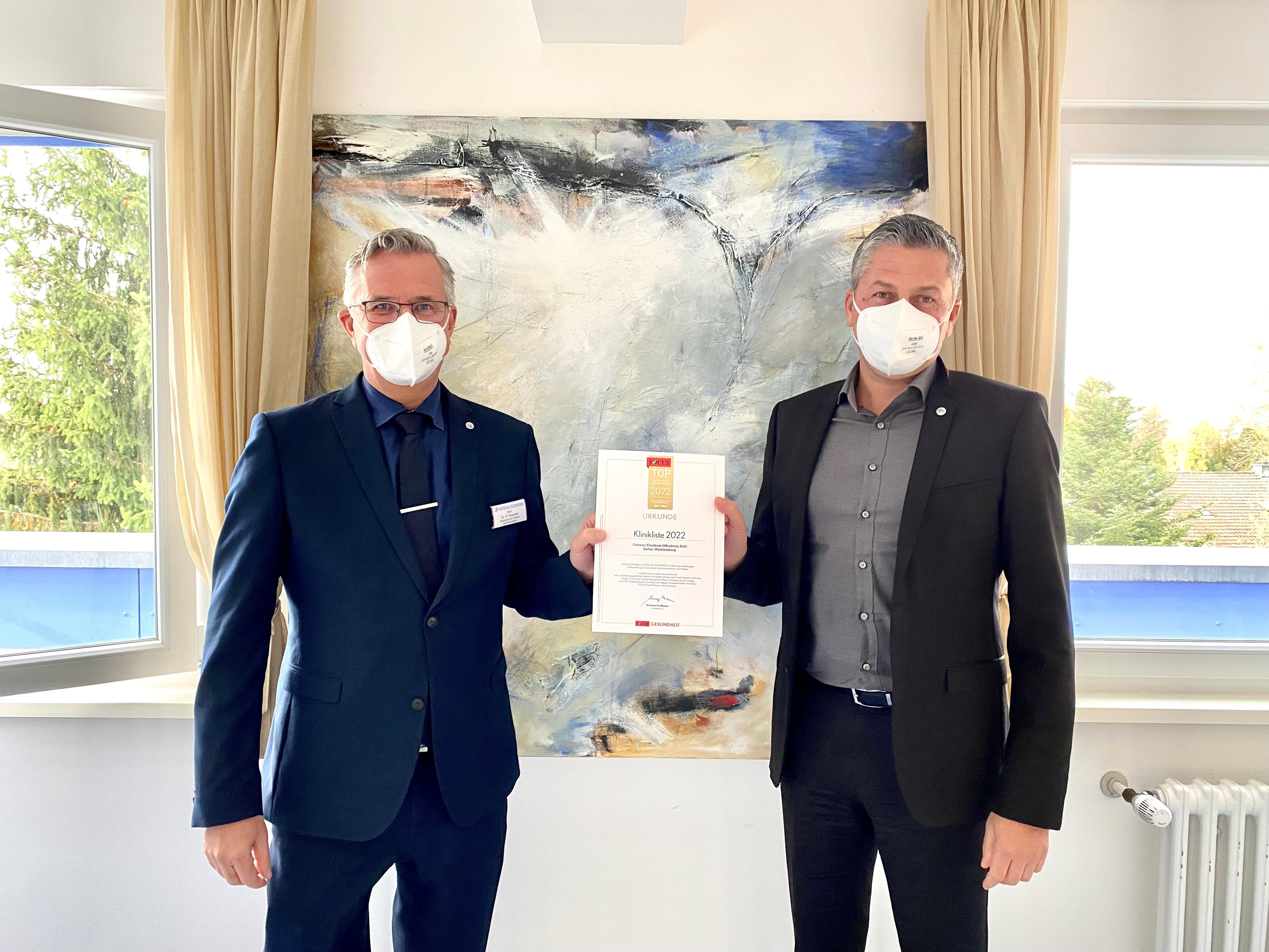 Dr. Peter Kraemer (l.), Medizinischer Direktor des Ortenau Klinikums und Ortenau Klinikum-Geschäftsführer Christian Keller mit der Urkunde des ausgezeichneten Ortenau Klinikums Offenburg-Kehl.