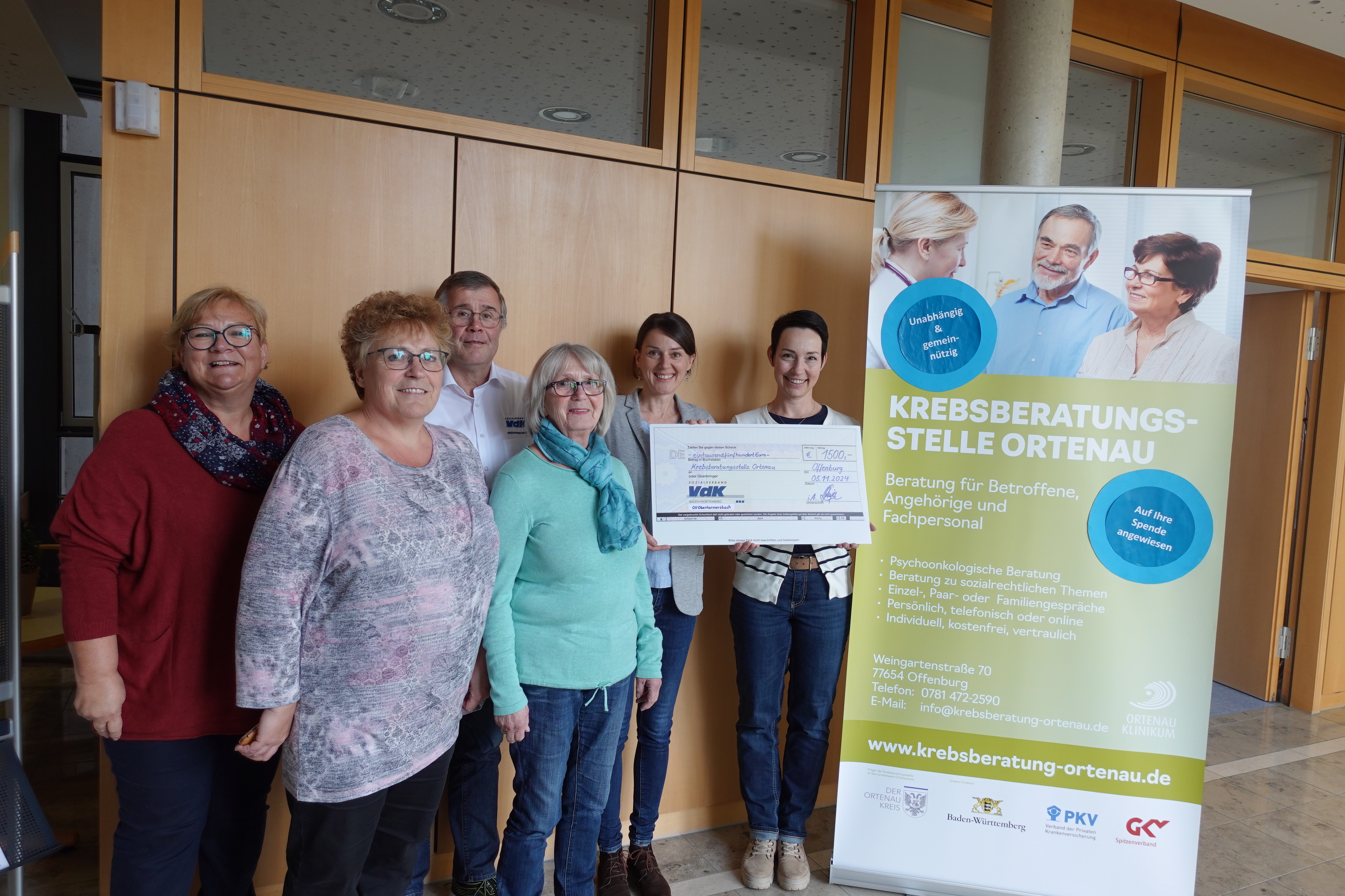 Freuen sich über die Unterstützung der Krebsberatungsstelle Ortenau: Die Vorstandschaft der Ortsgruppe des VdK Oberharmersbach mit Janine Lebrecht (2.v.r.), Leiterin der Krebsberatungsstelle Ortenau.  