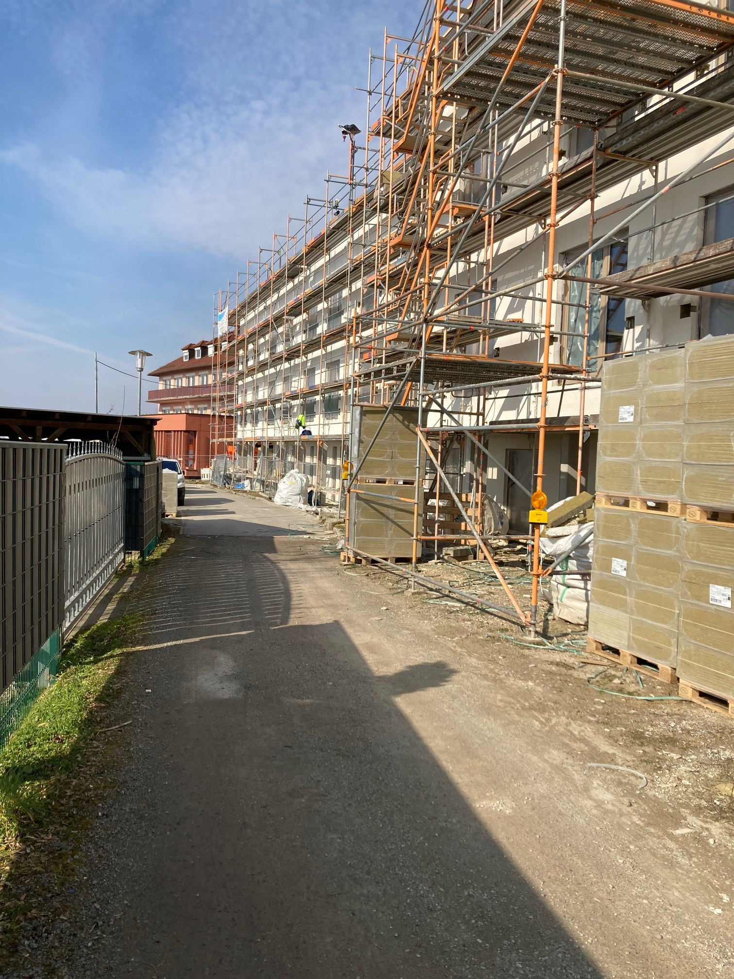Zentrum für Gesundheit Ettenheim: Der Neubau der geriatrischen Rehabilitation ist im Rohbau fertiggestellt. Ansicht entlang der Robert-Koch-Straße in Richtung Bestandsgebäude.