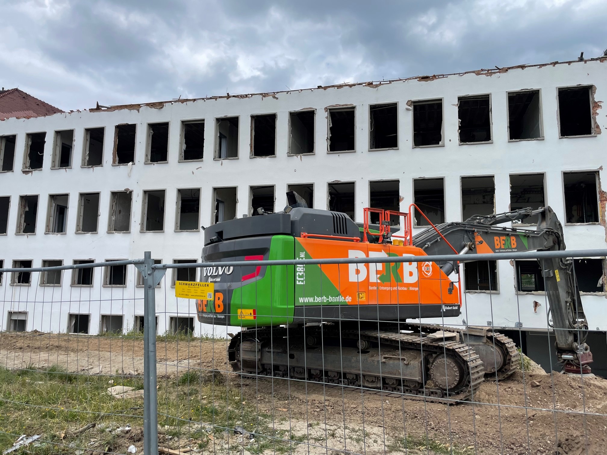 Teilabriss des ehemaligen Klinikgebäudes
