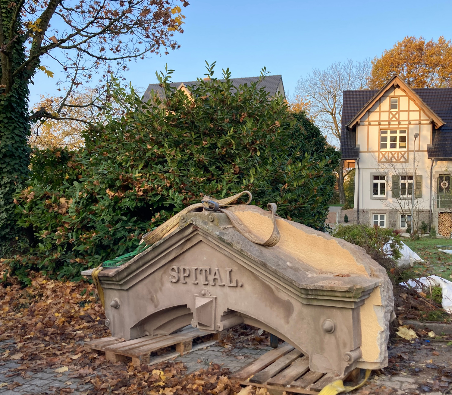 Das historische Sandstein-Eingangsportal wird später wieder in die Fassade des Neubaus integriert.